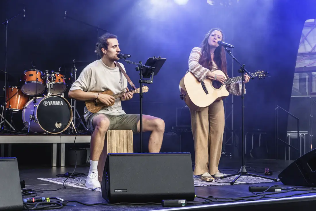 hey sunny live auf einer Festivalbühne, Ukulele, Gitarre und zweistimmiger Gesang