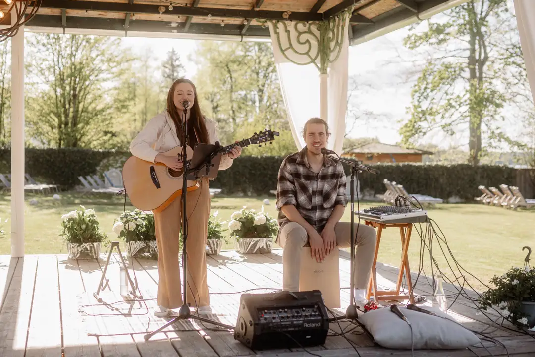 hey sunny spielt live Hochzeitsmusik unter einem Pavillon im Freien